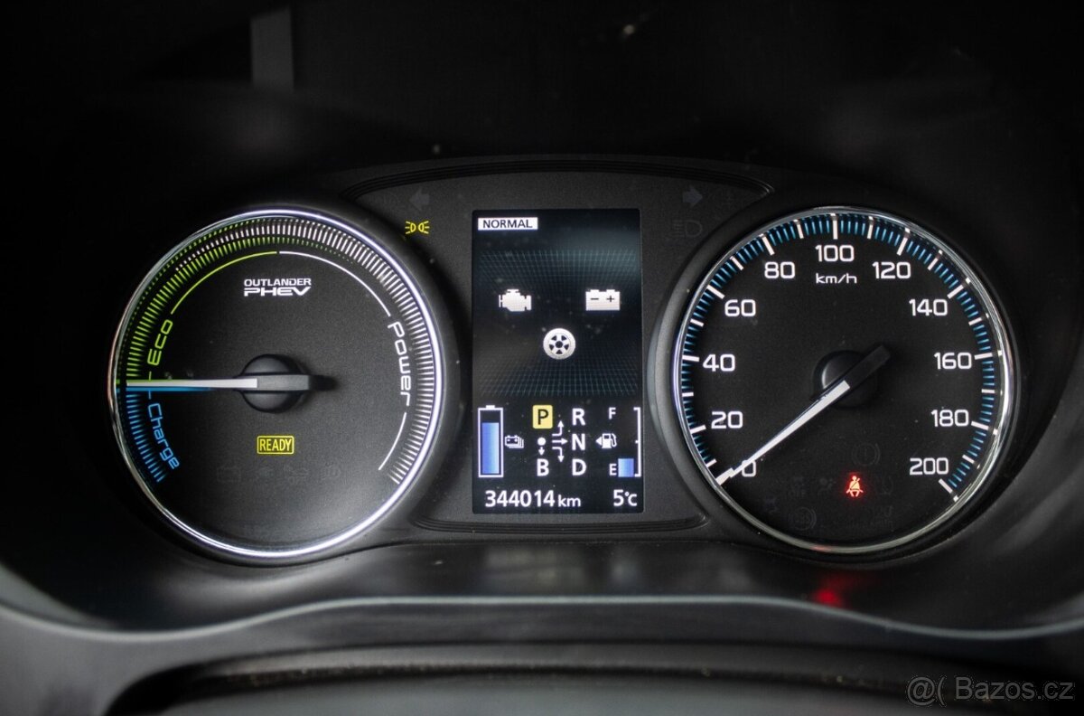 Mitsubishi Outlander 2.0 PHEV 4WD (2013) - 13