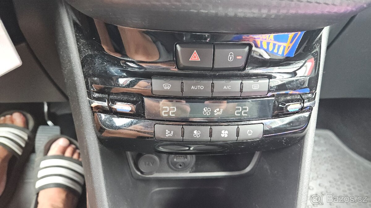 PEUGEOT 2008 1,2 i 96 kW - 13