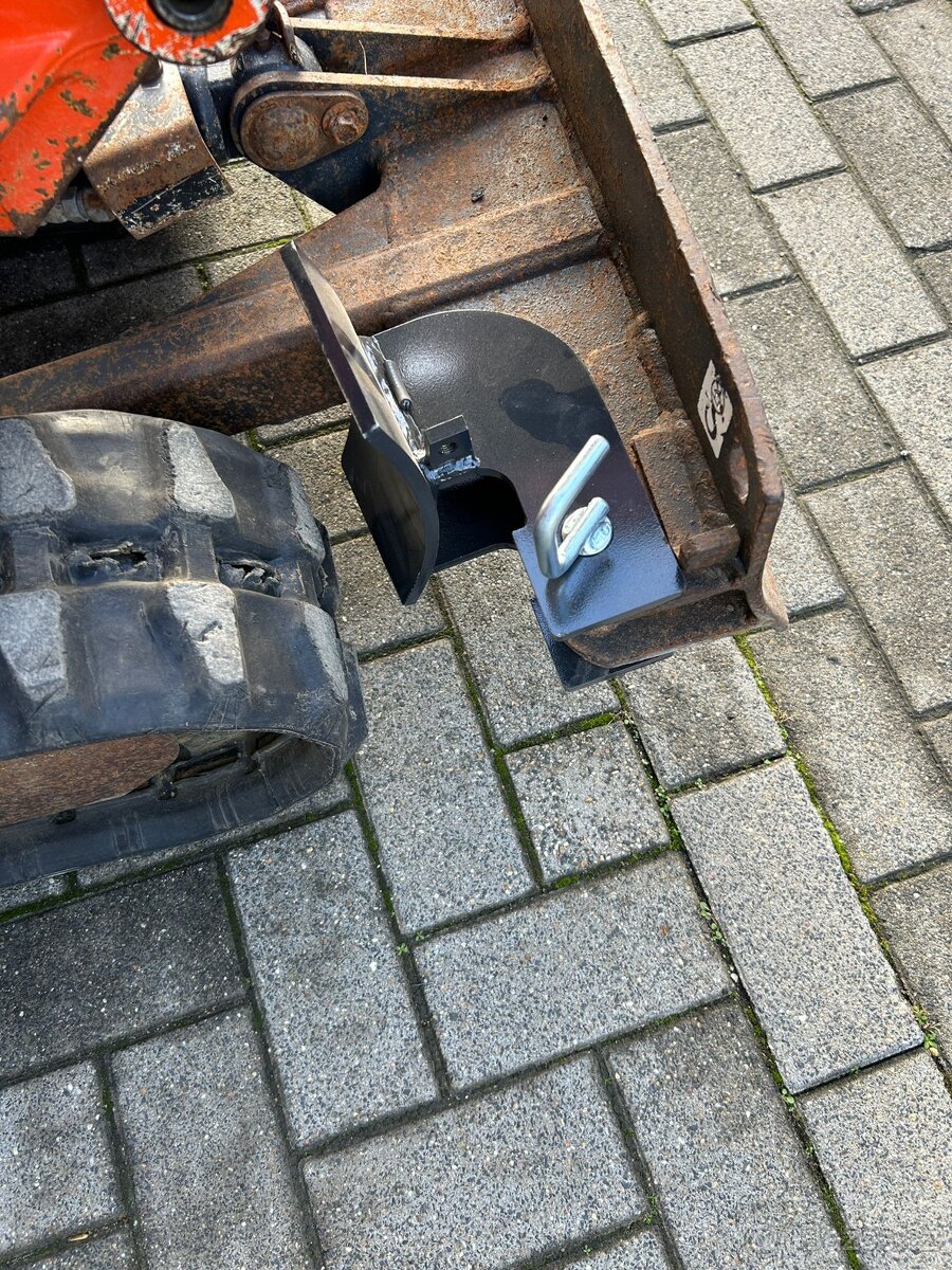 Minibagr Kubota U10 s nulovým přesahem zádě - 13