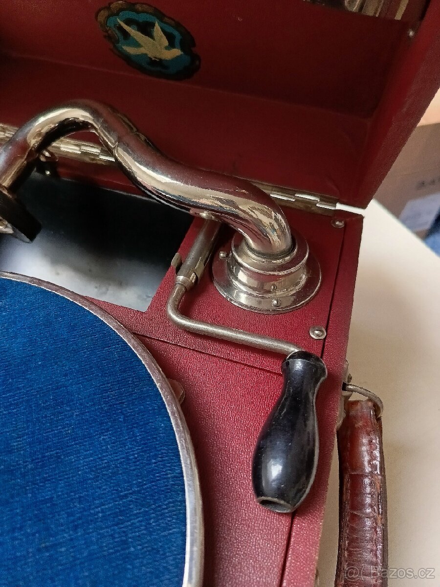 KUFŘÍKOVÝ GRAMOFON NA KLIKU - 13