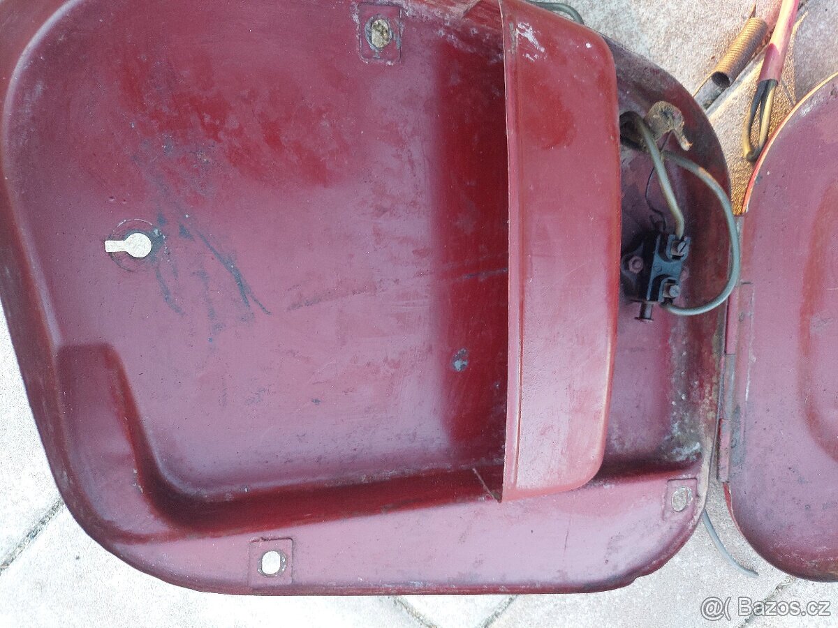 Jawa kyvacka, panelka - kastlik na naradi - 13