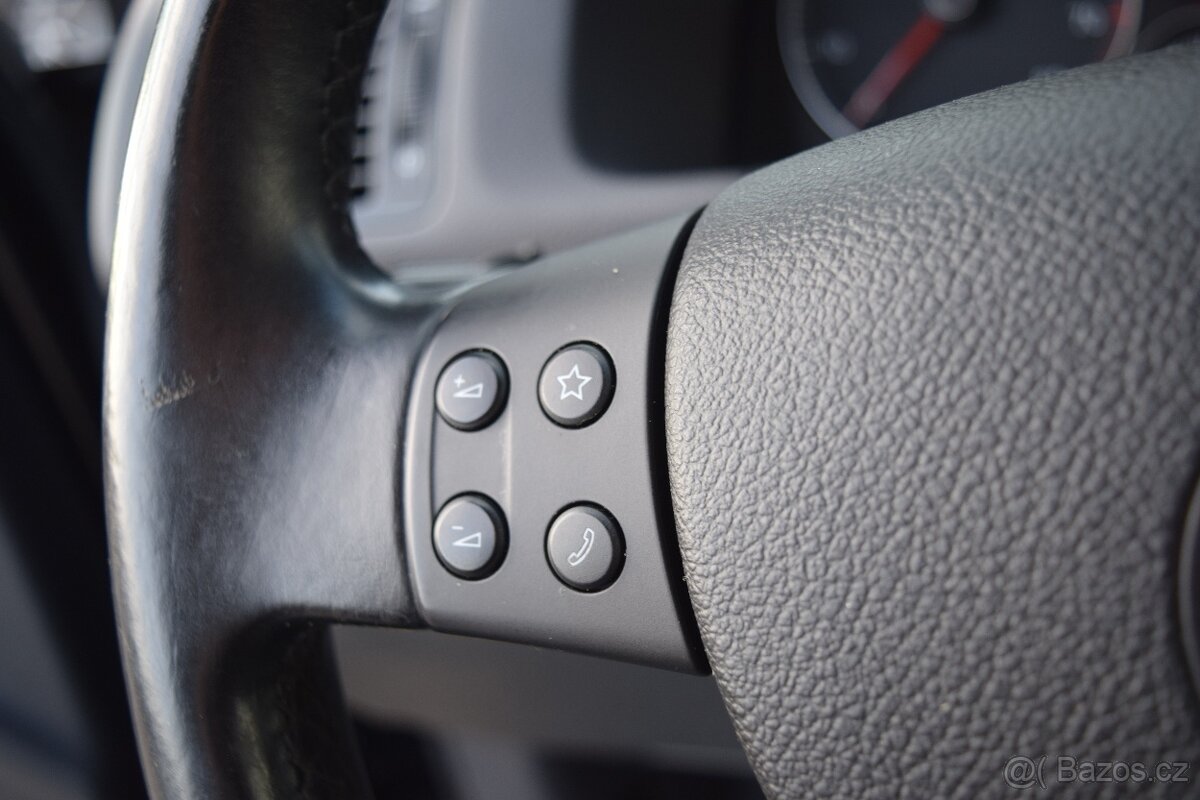 Volkswagen Touran 1.4 TSI 7MÍST VYHŘEV BOHATÁ VÝBAVA - 13