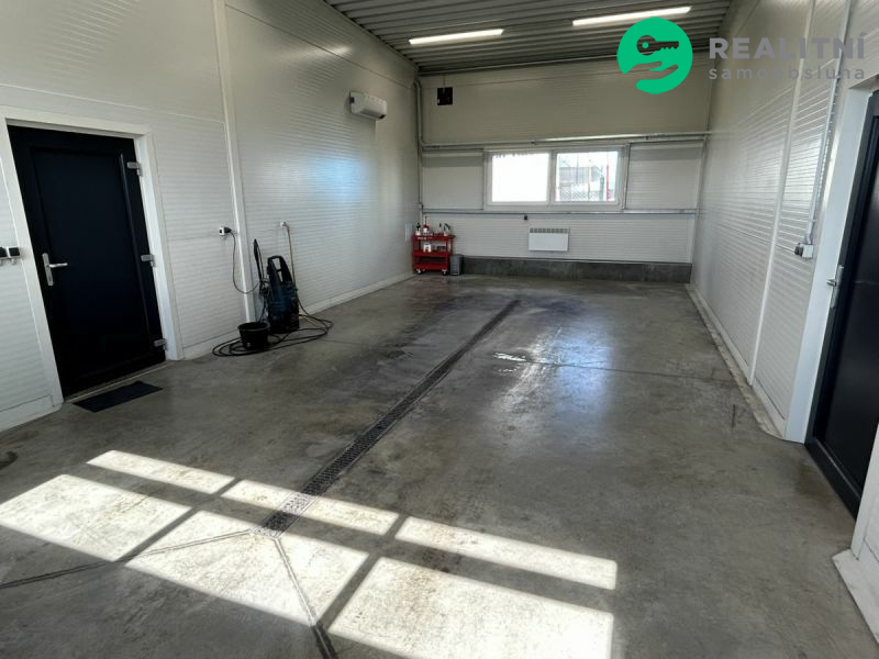 Novostavba haly, pozemek 3000m2, 8km od Brna, u D1 - 13