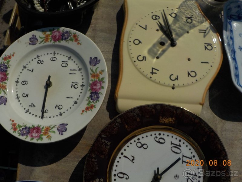 Staré dřevěné a porcelánové hodiny - 13