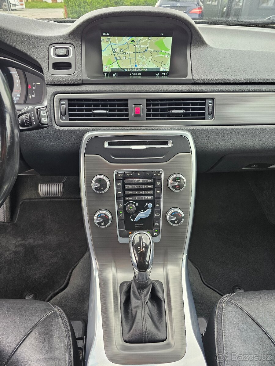 VOLVO XC70 2016 2.0D4 133kW SUMMUM,TEMPOMAT,VÝHŘEVY,SERVISKA - 13