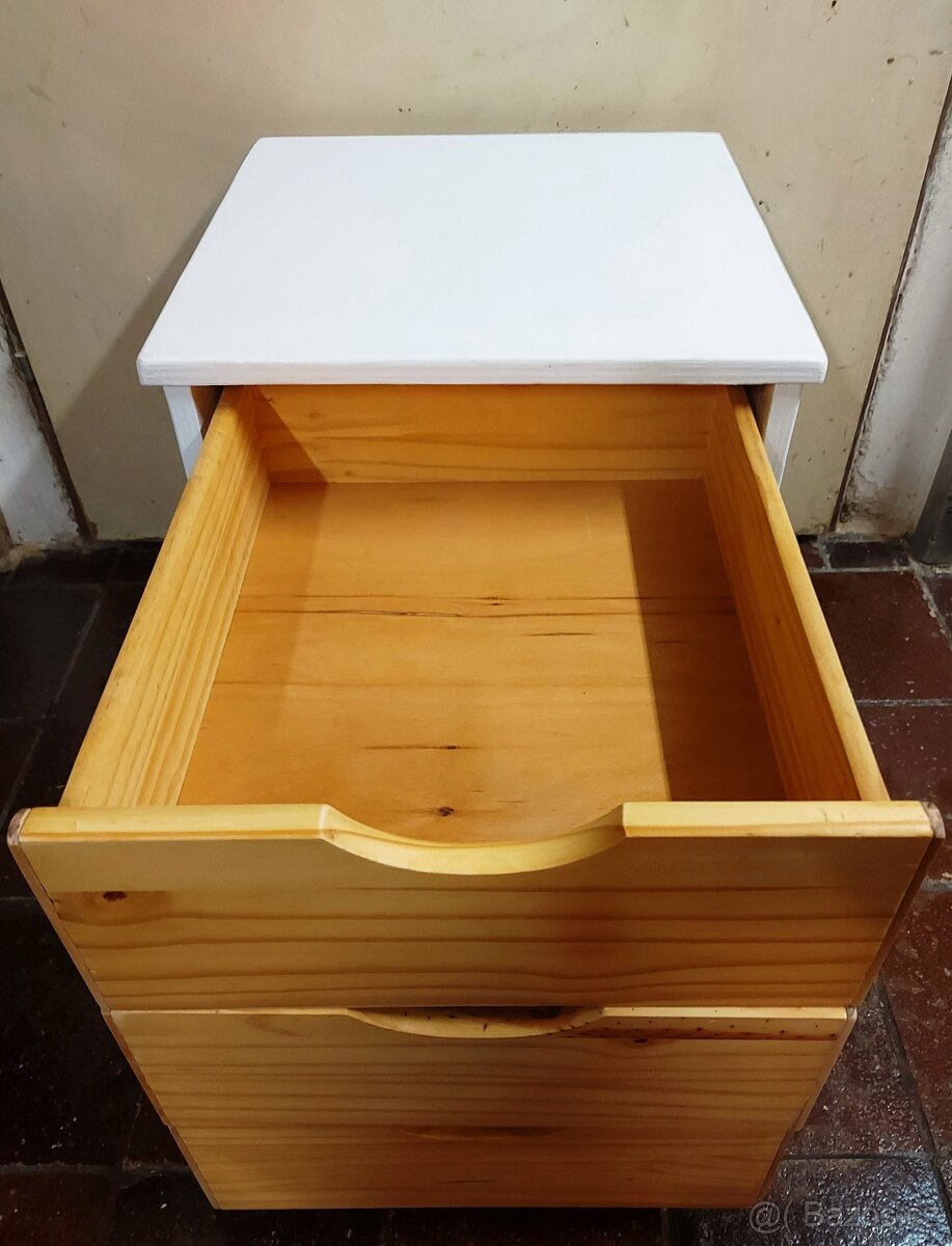 Skříňka se 3 zásuvkami - 13