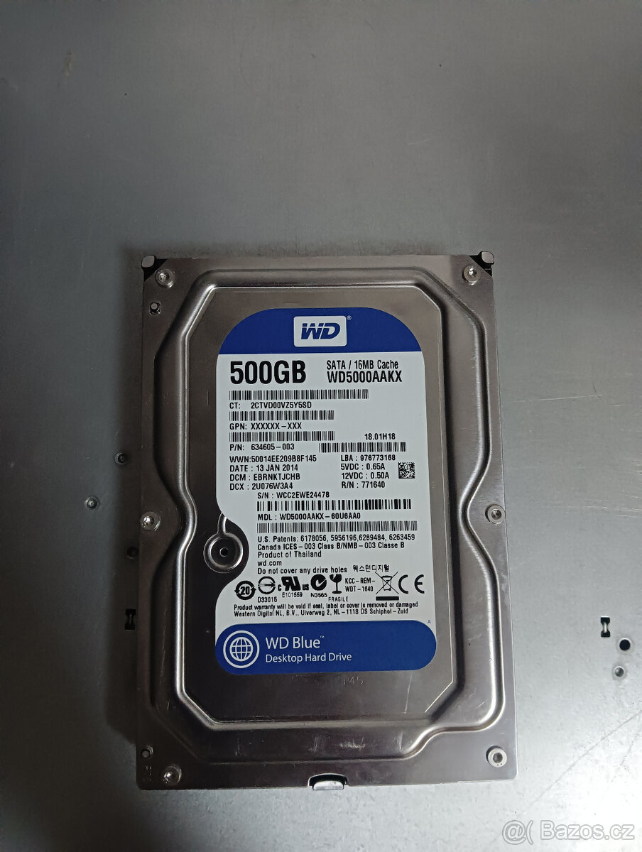 Hromada starších PC, serverů a komponentů - 13