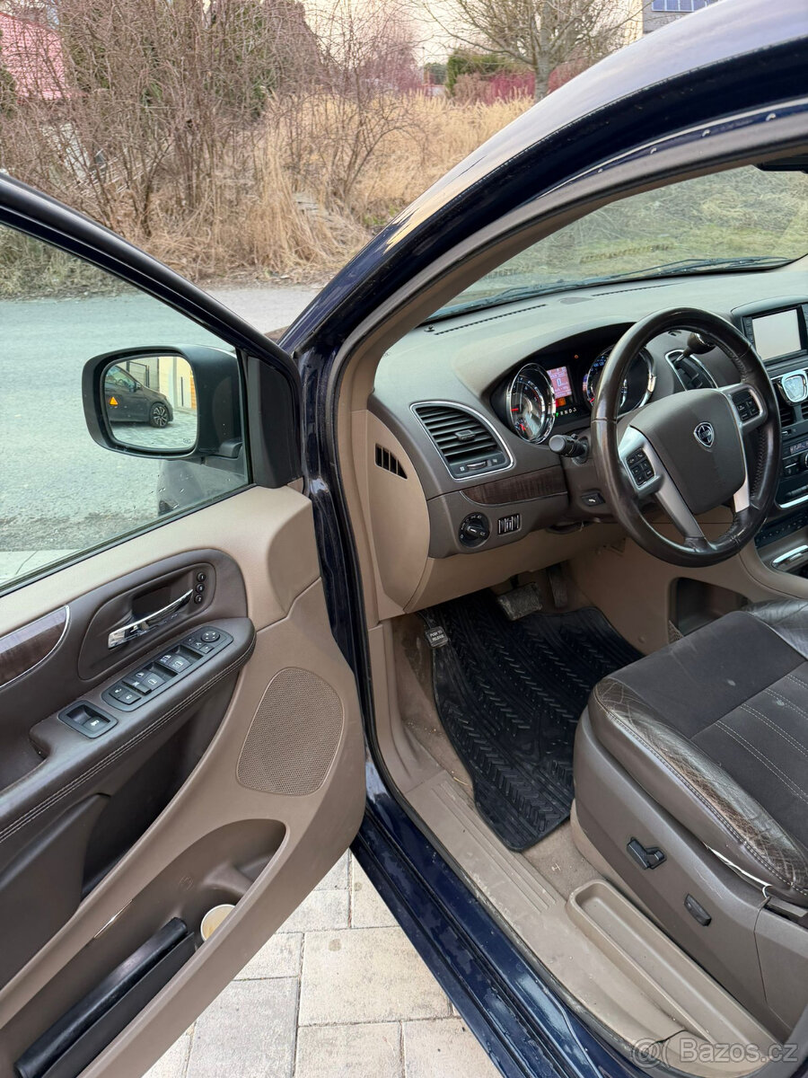 Lancia Voyager 2.8 CRD, automat, 7 míst - 13