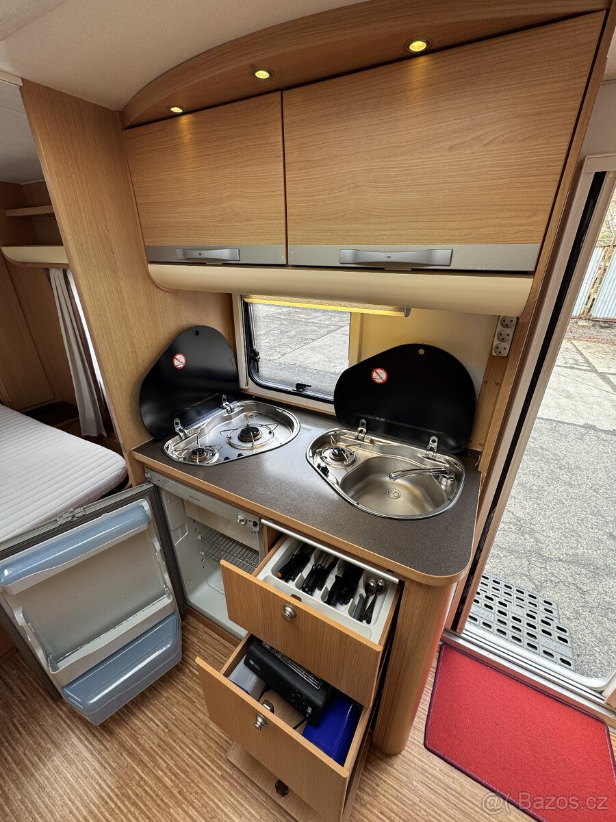 Adria Adora 563 PU ~ Královská postel - 13