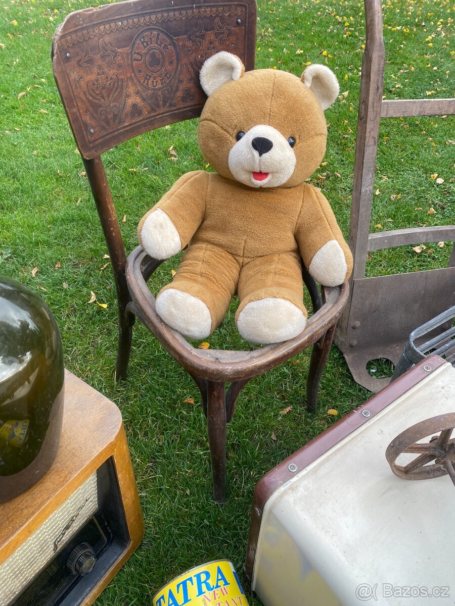 staré rádio stará plechovka starý medvídek židle rudl - 13