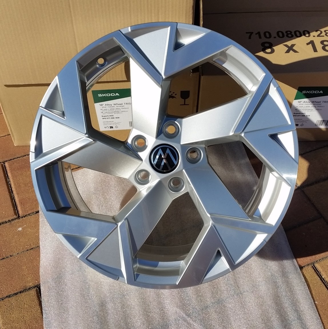 NOVÁ letní sada ŠKODA SUPERB 3 4 5x112 R18 také Passat B8 9 - 13