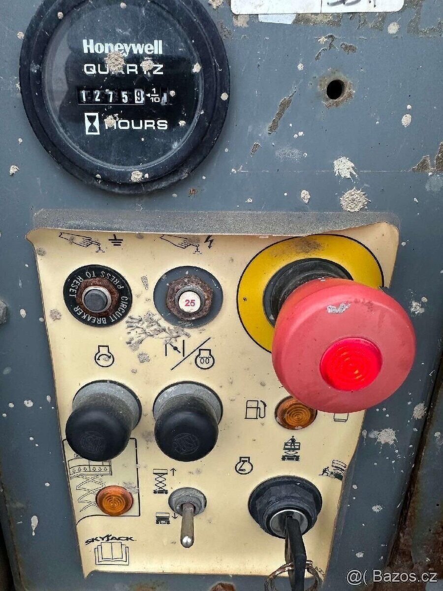 TERÉNNÍ NŮŽKOVÁ PLOŠINA SKYJACK SJ 6832 RT - 13