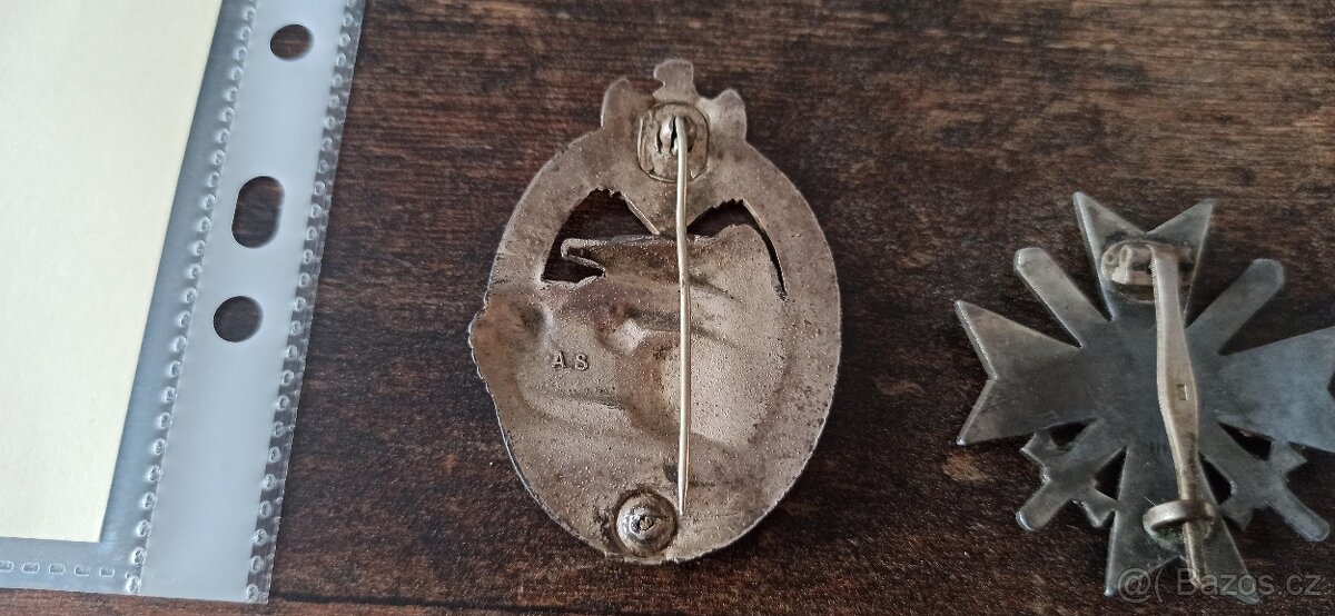 Medaile, vyznamenání, odznaky. - 13