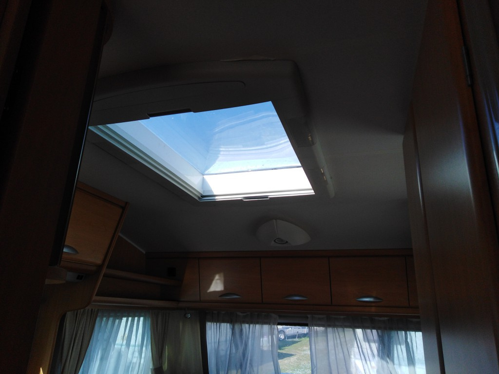 Karavan Chateau Calista 466-francouzská postel - 13