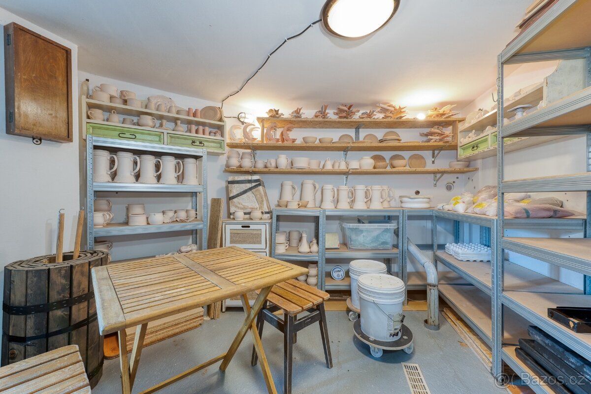 Prodej domu s jedinečnou atmosférou ve Všechlapech - 13