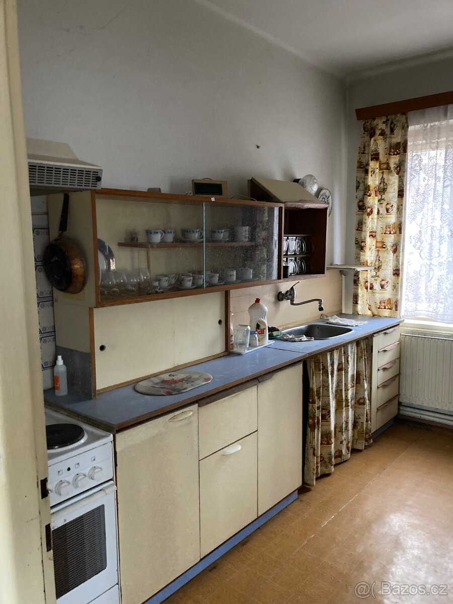 DŮM SE ZAHRADOU A GARÁŽÍ - 13