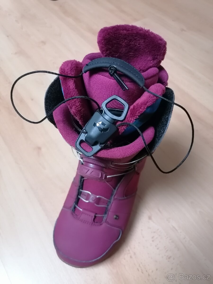 Snowboard Burton, SNB boty, Quiksilver helma - 13