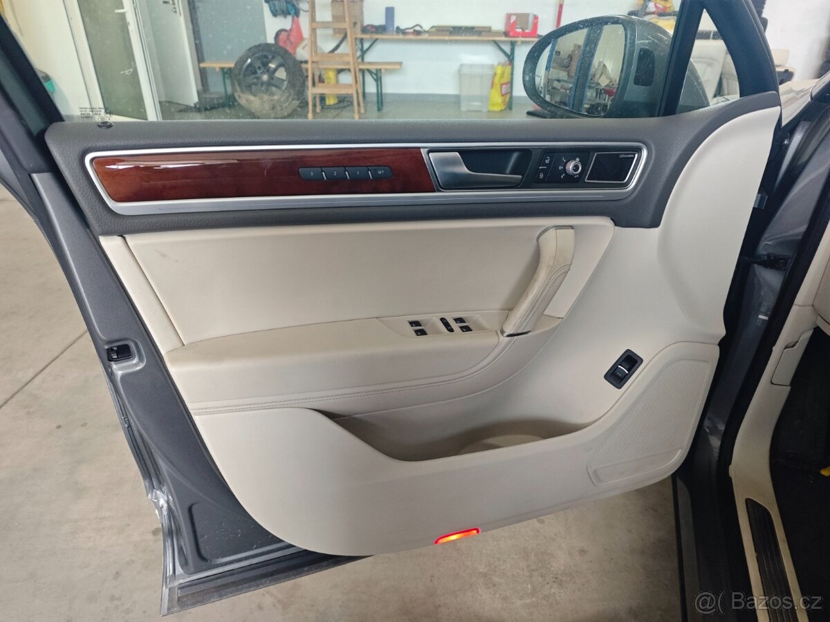 VW TOUAREG 4.2TDI V8, facelift , 2015 - 13