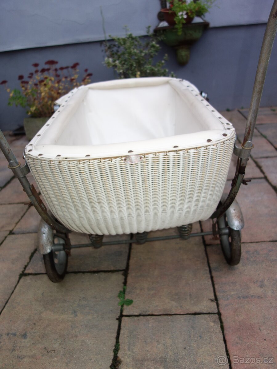 Starý kočárek proutěný /bužírkový/, velký na děcka - 13