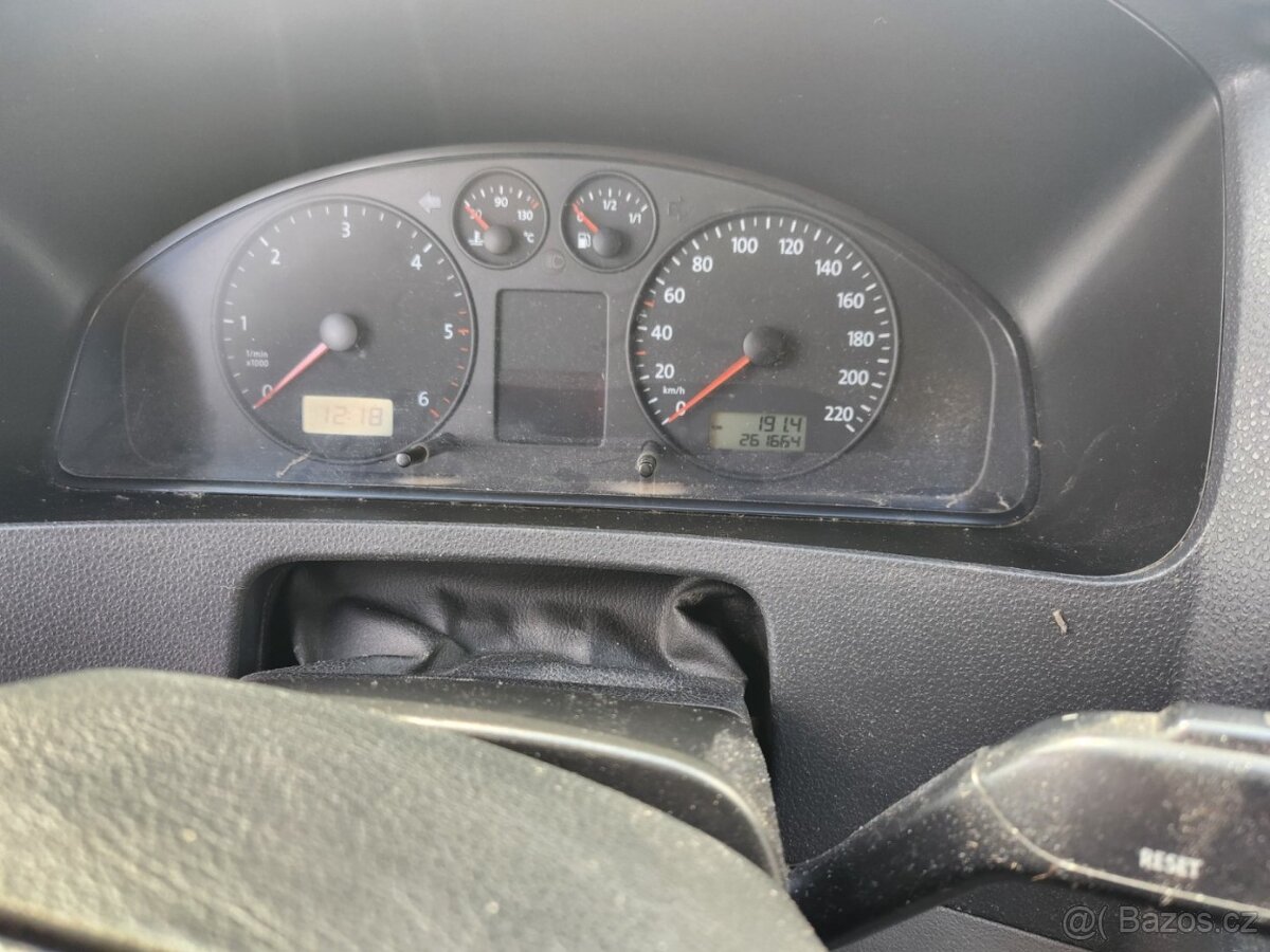 Volkswagen Transporter 2.5 TDI 6 míst - 13