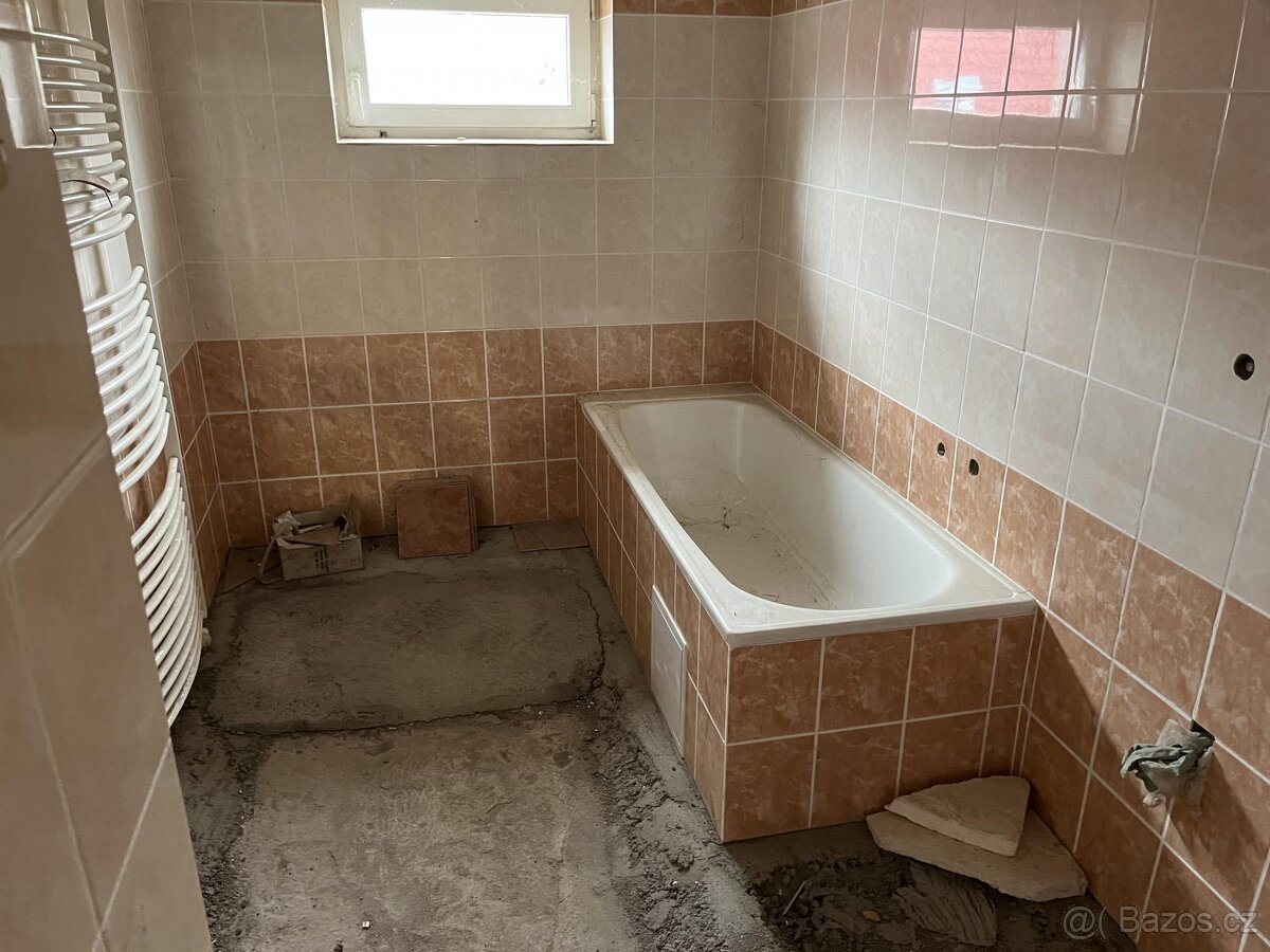 Prodej RD dvě bytové jednotky, prostorná dvou garáž s pozemk - 13