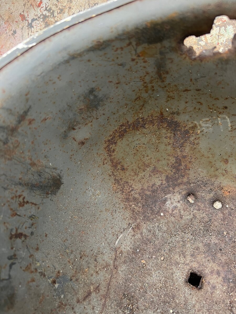 Vojenská helma . - 13