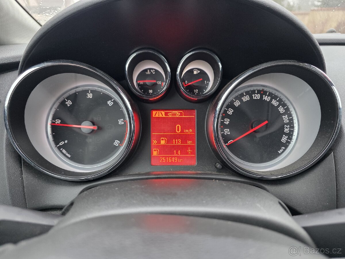 Opel Astra Sports Tourer 2013 - 13