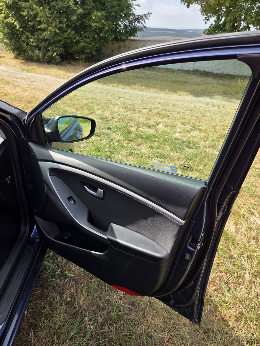 Hyundai i30 combi 1.6 99kW benzín - 13