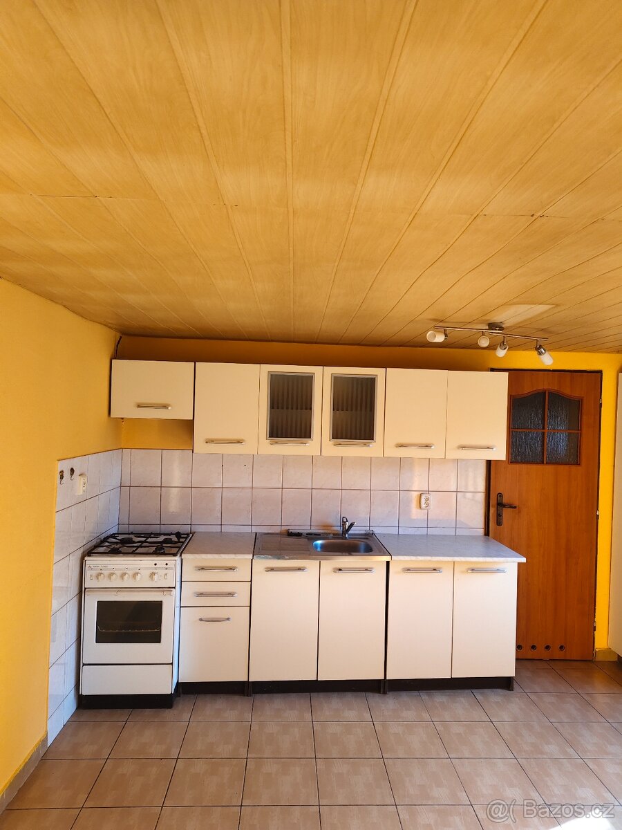 Rodinný domek v obci Horní Němčí - 13