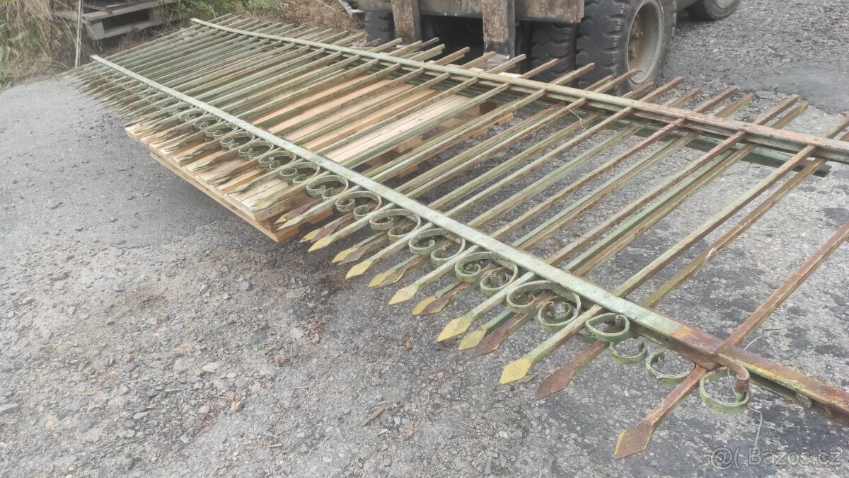 Starý železný plot, plotové dílce, 7,9 bm - 13