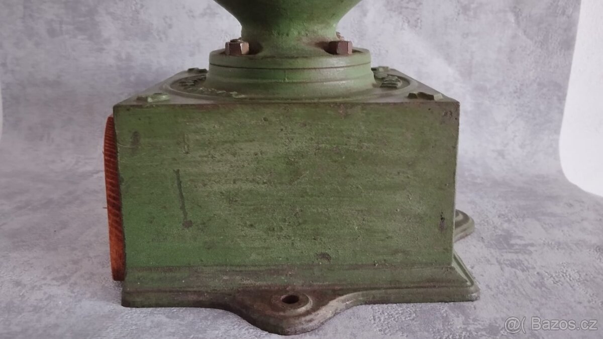 Velmi starý kupecký mlýnek IDEAL s rumpálem DOPRAVA 0,- - 13