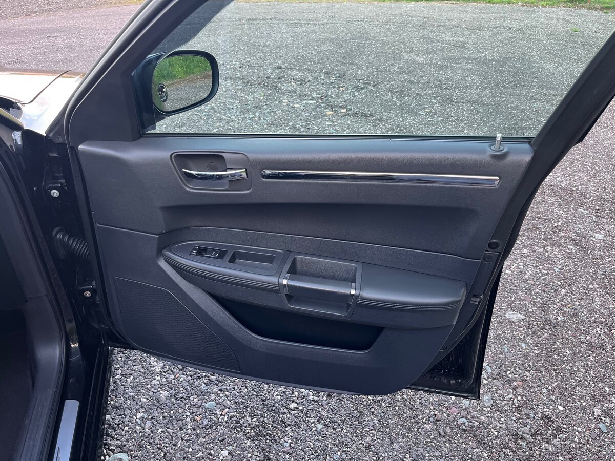 Chrysler 300C 6,1 SRT-8 - 13