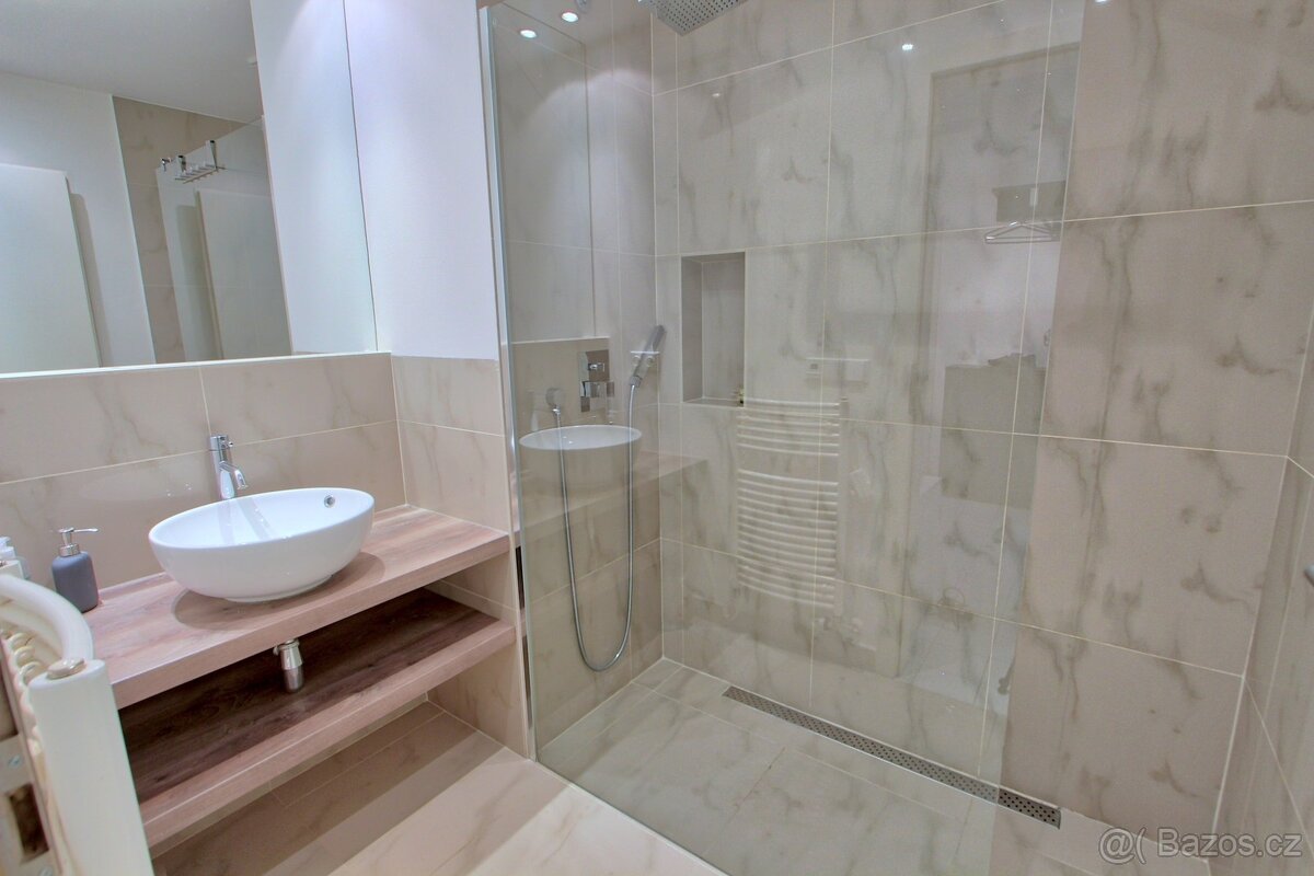 Rezidence s terasou a parkingem na Karlínském náměstí - 13