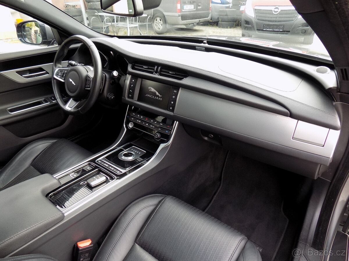 Jaguar XF 20D 132 KW KŮŽE PANORAMA - 13