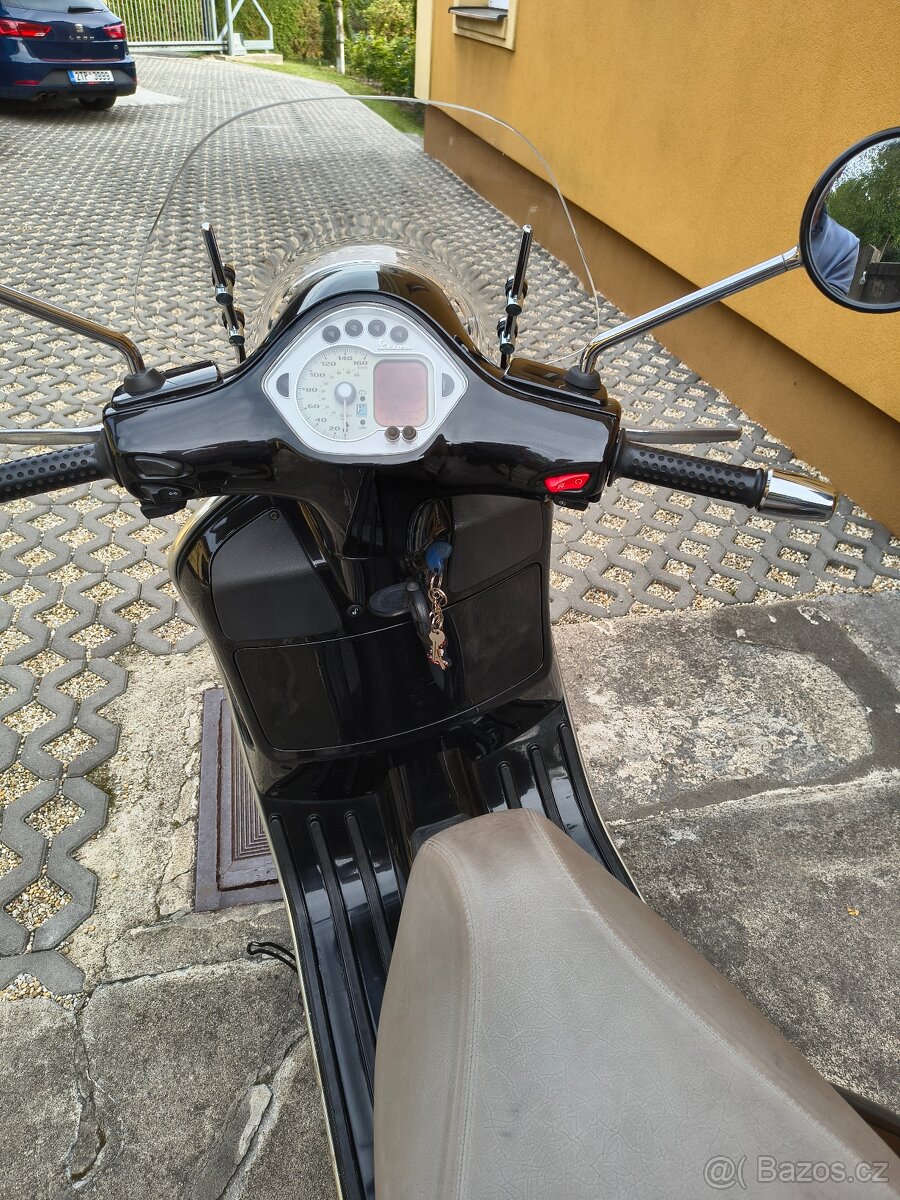 Vespa 250 GTS ie - 13