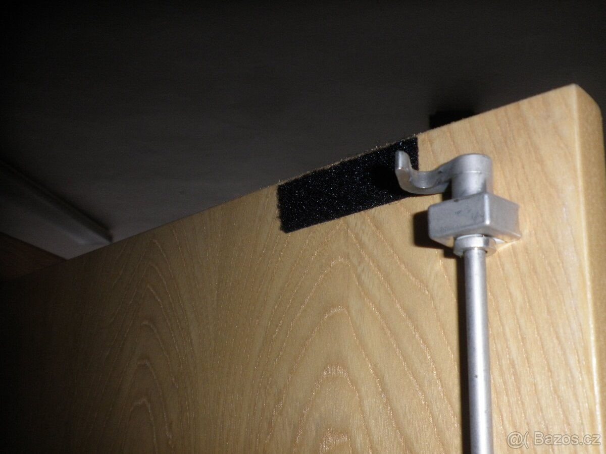 Velká pevná šatní skříň - 13