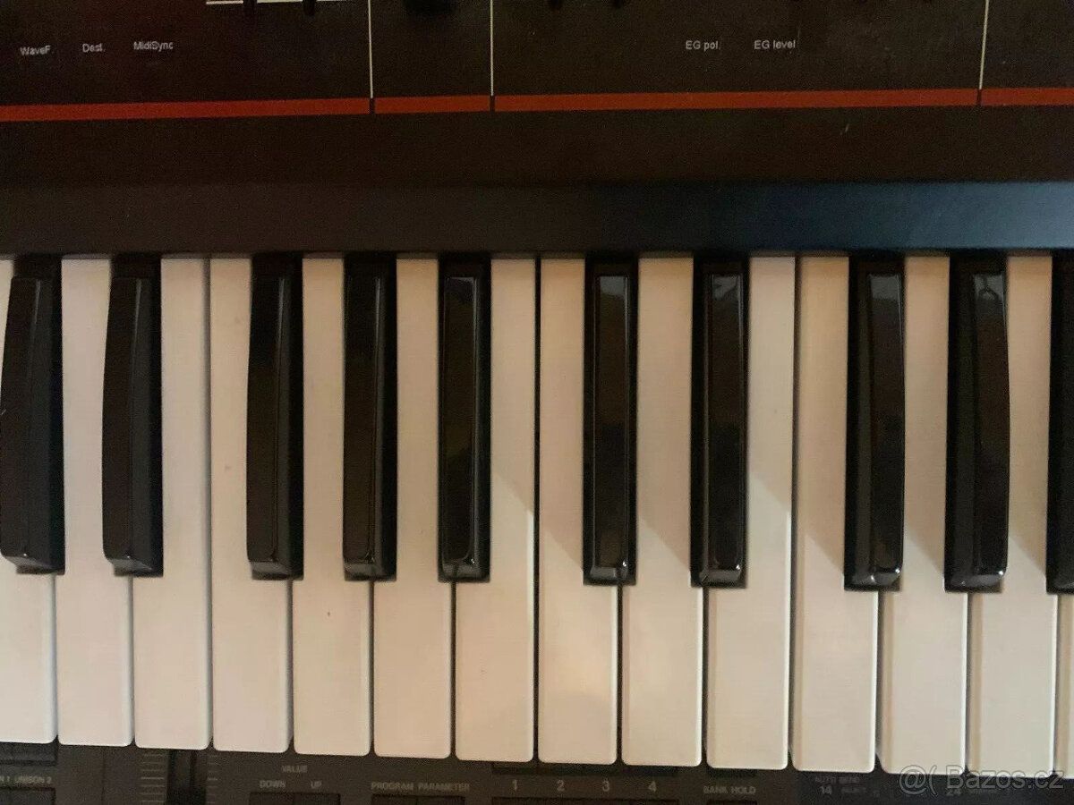 Analogový polyfonní syntezátor Roland Juno 60 s MIDI - 13