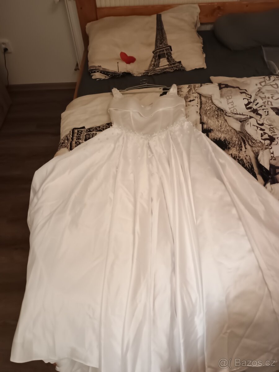 Krásné svatební šaty s perlami - 13