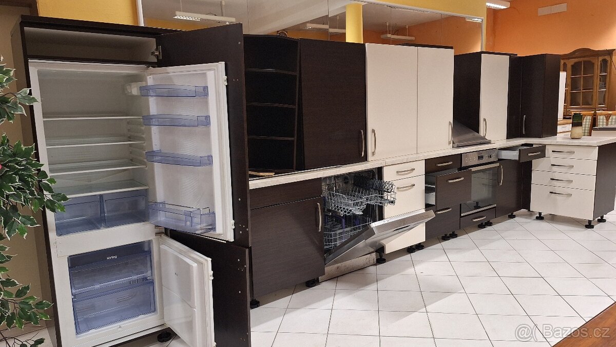 Moderní vybavená kuchyňská linka se spotřebiči - 13