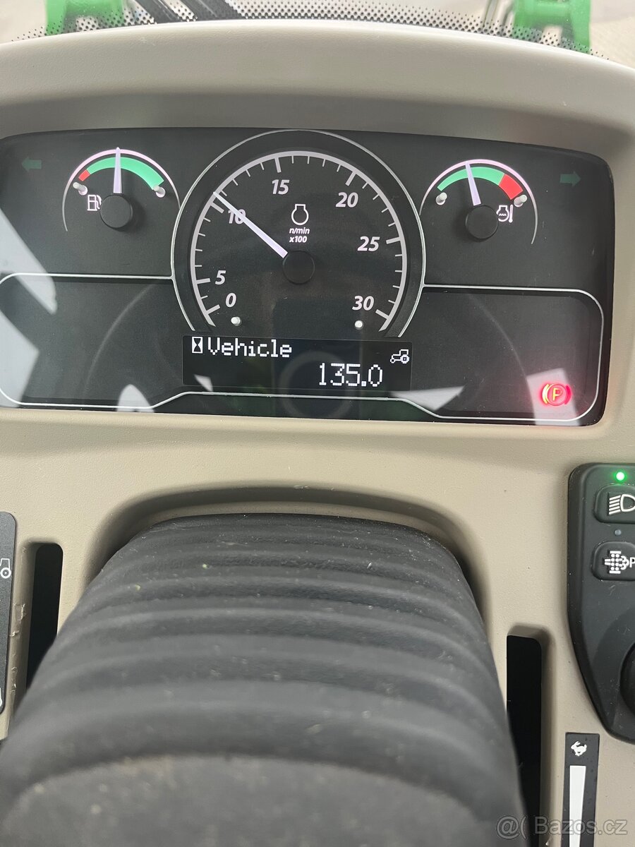 John Deere 4052R - 13