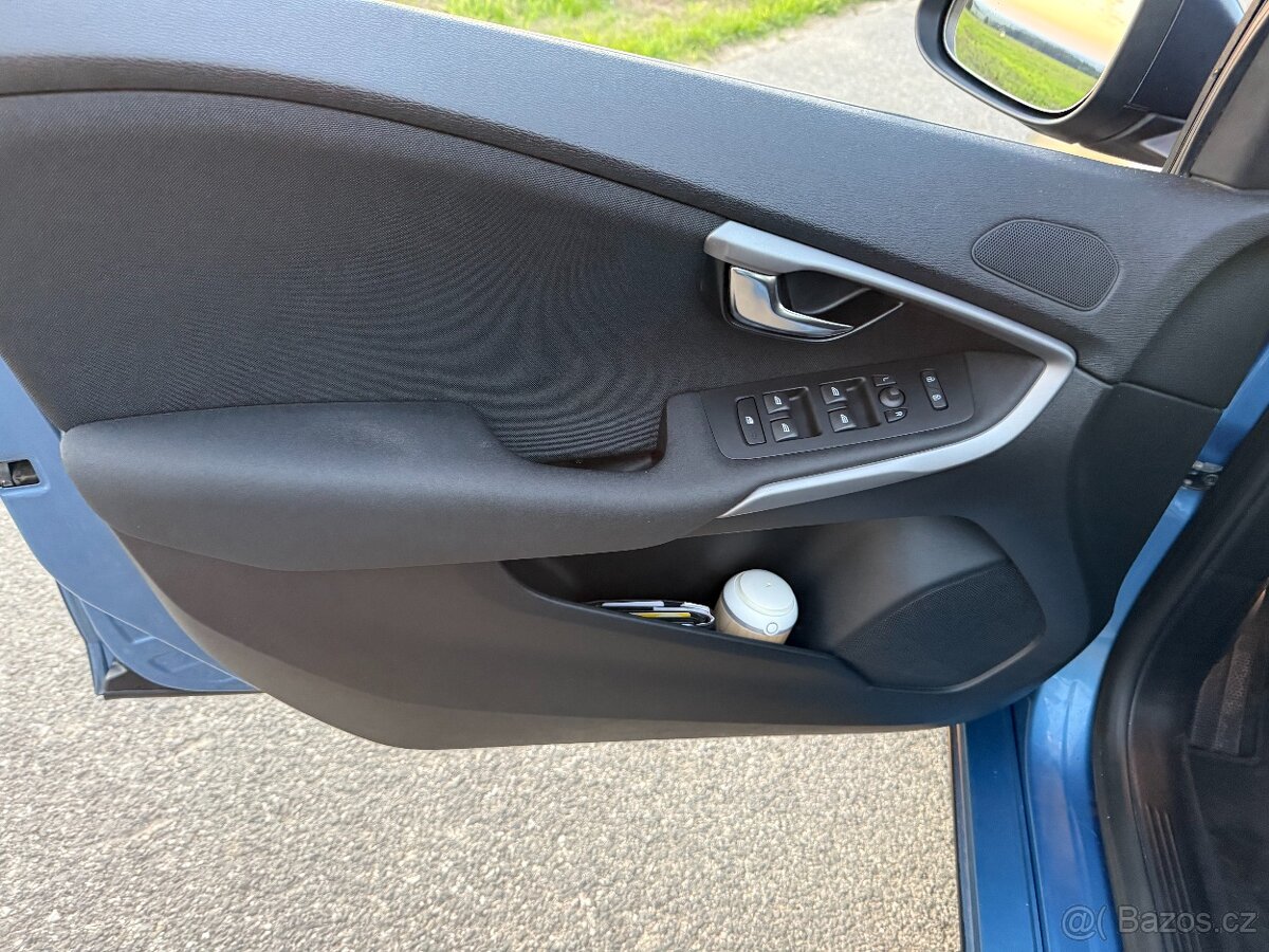 Volvo V40 T2 88kw 1.6 benzín manuál - 13