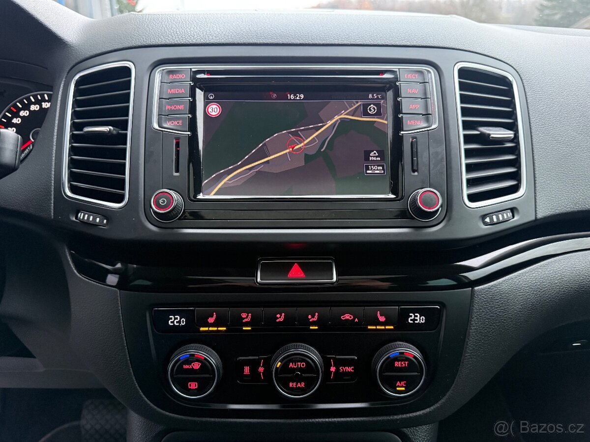 VW SHARAN 2.0 TDi DSG 4x4 LED KAMERA PANORAMA WEBASTO TAŽNÉ - 13