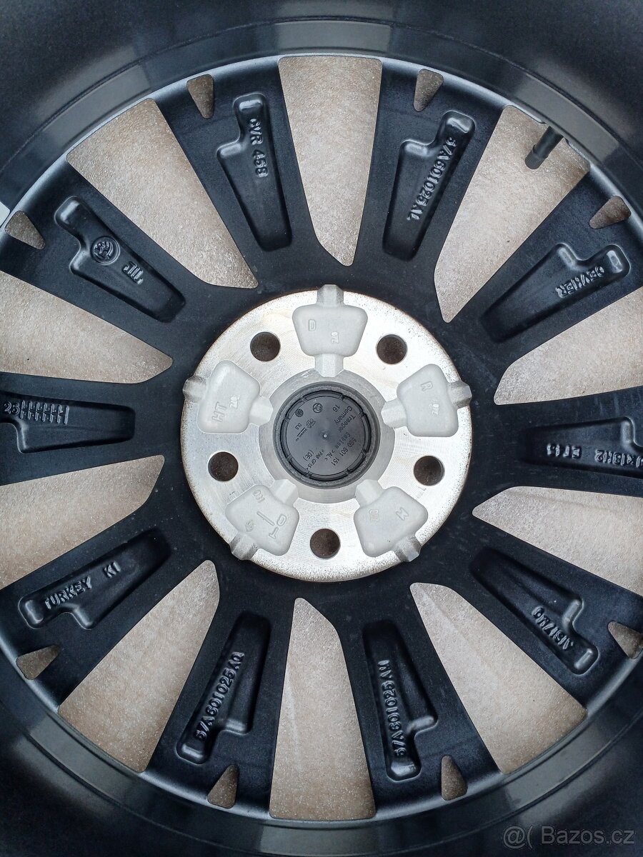 Zánovní zimní orig alu Škoda Karoq 215/50/18 vzorek 9mm - 13