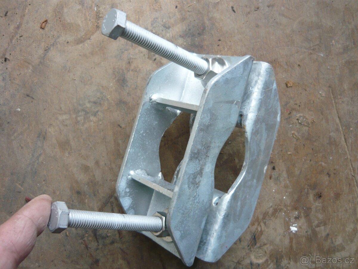 Pozinkovaný nástěnný otočný držák. 200 kč - 13