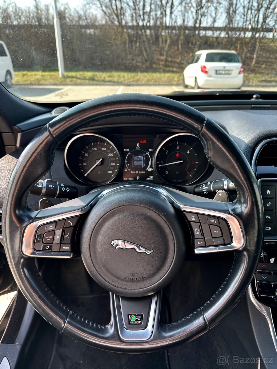 Jaguar XE R-SPORT 4 AWD - 13