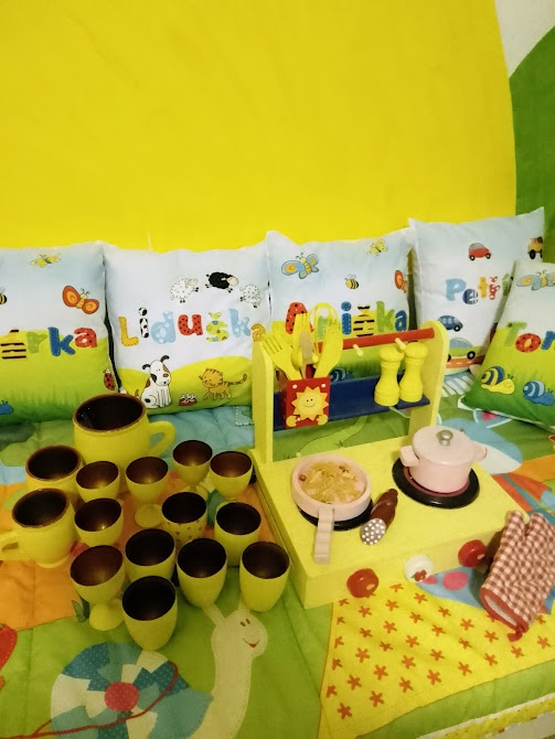 HRAČKA DŘEVĚNÁ KUCHYŇKA A DŘEV. NÁDOBÍ, ŽEHLIČKA, SOLNIČKY - 13