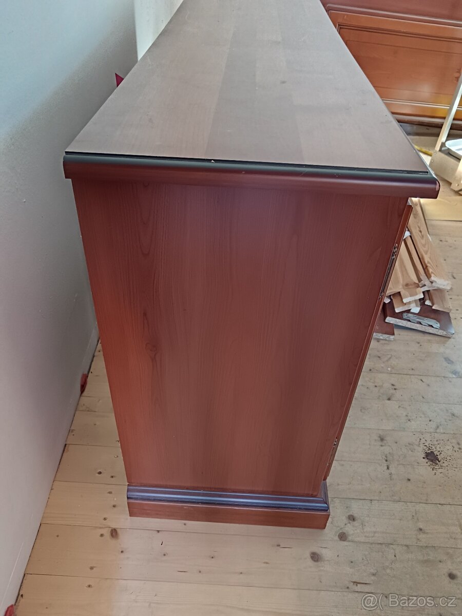 Komoda, postel, stůl - 13