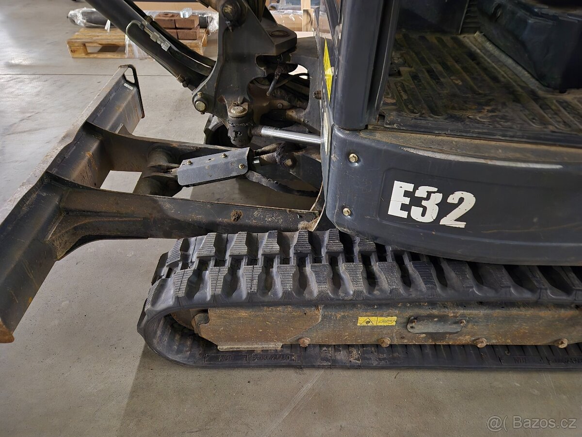 BAGR BOBCAT E32 JEN 1.924 MTH NOVÉ PÁSY A OLEJE - 13