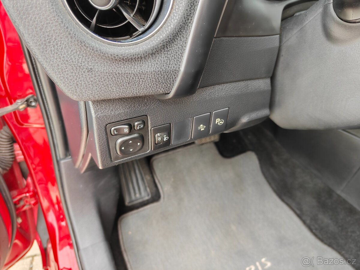 Toyota Auris TS 1.8 hybrid - 13