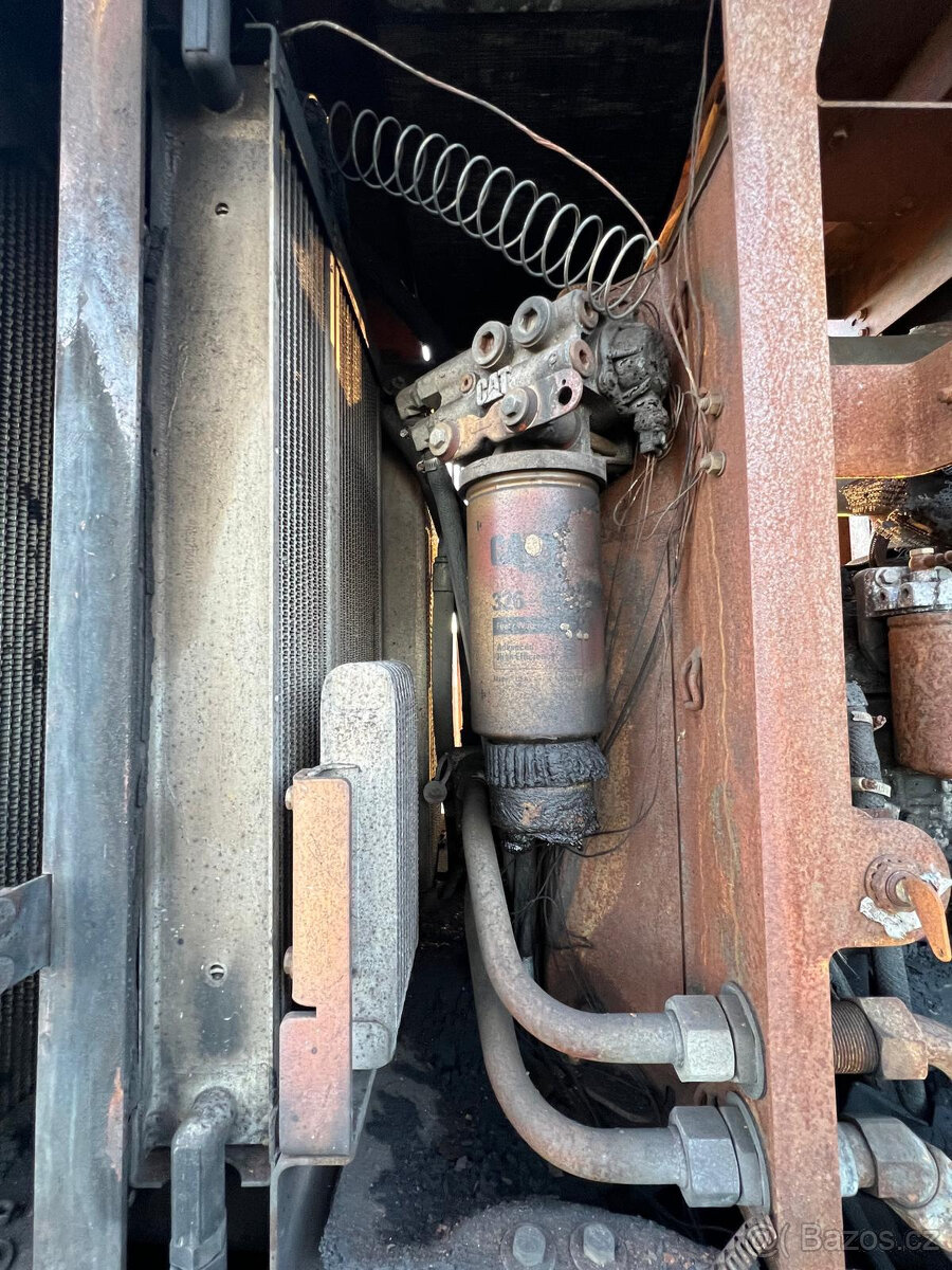 Čelní nakladač CATERPILLAR 930H, ROK 2011 - 13